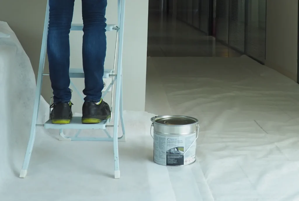 Photo d'un géotextile multi-usage 100g/m² en utilisation pour protéger le sol des taches de peinture