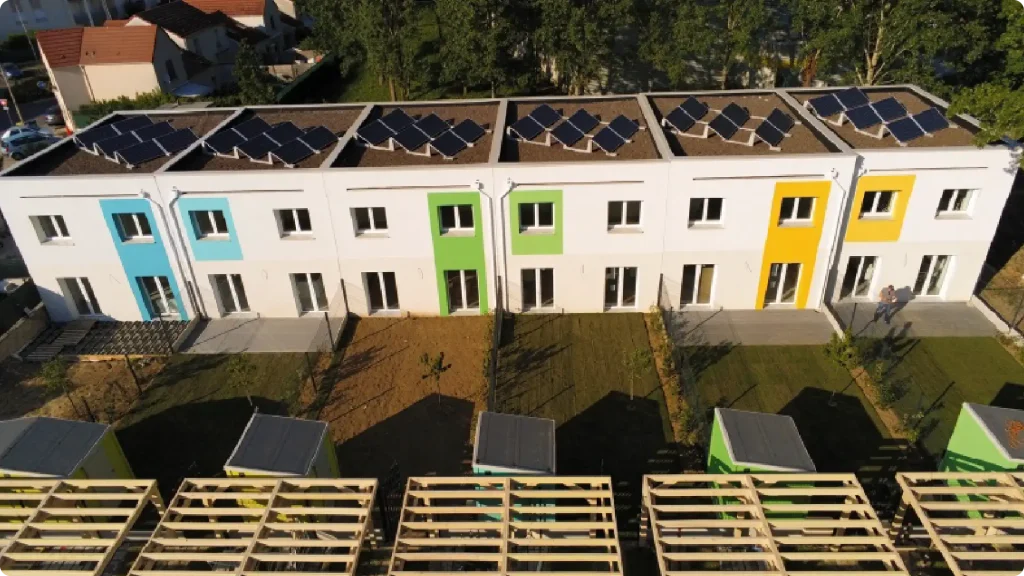 Application de notre membrane d'étanchéité EPDM sur une toiture dans le cadre d'un bâtiment tertiaire