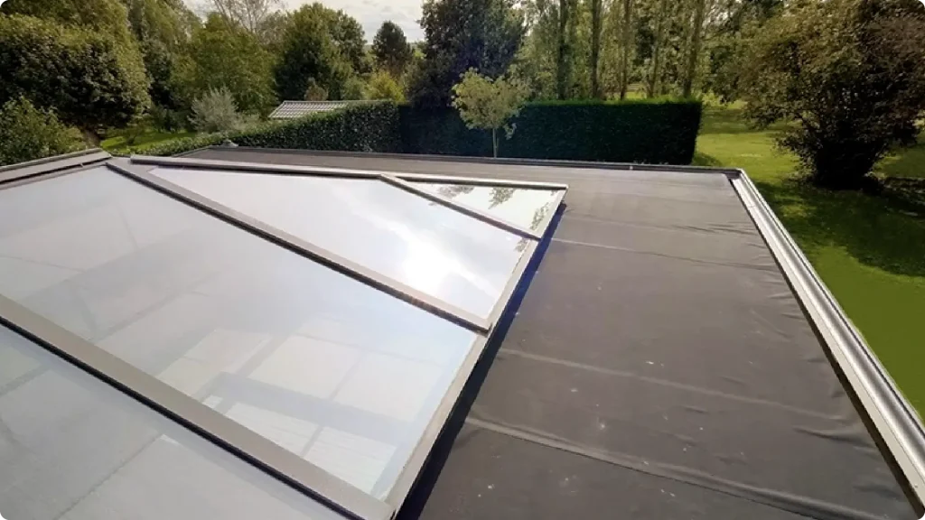 Application de notre membrane d'étanchéité en EPDM sur une toiture dans le cadre d'une construction individuelle