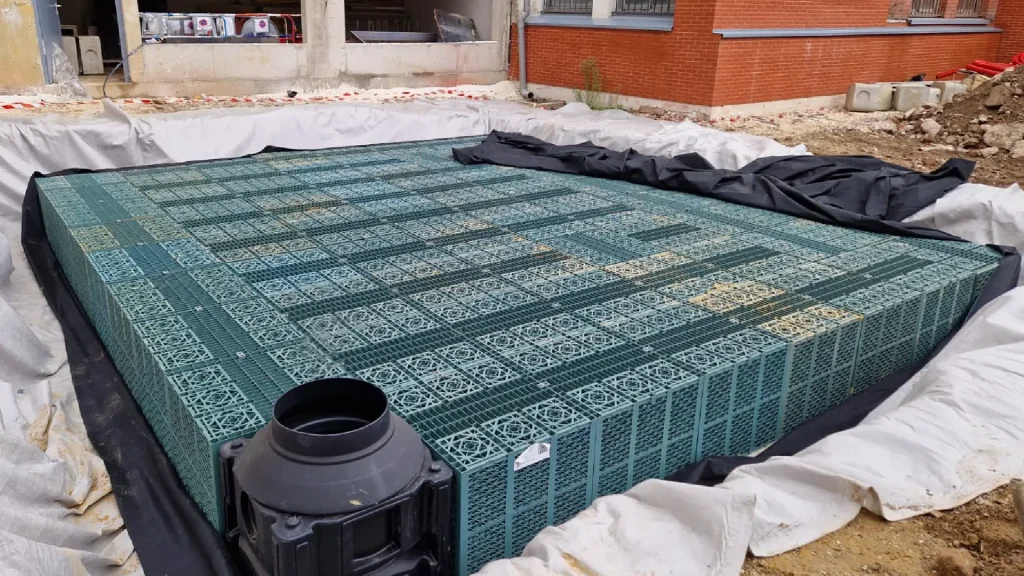 Photo de l'étanchéité d'un bassin enterré dans un contexte urbain