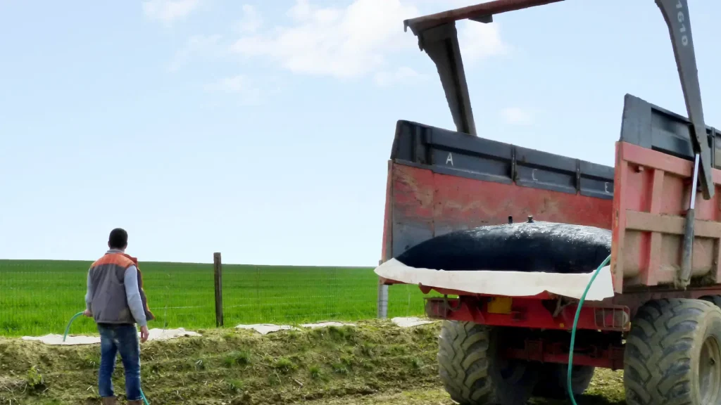 Photo de l'utilisation d'une citerne souple en EPDM dans le cadre d'un travail agricole