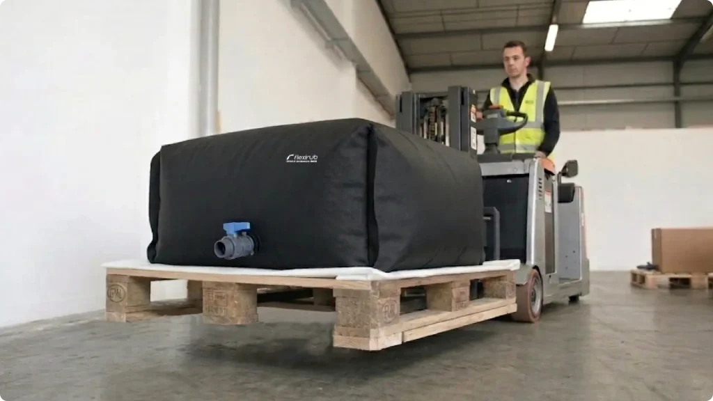 Photo d'une citerne souple rectangulaire de 250 L utilisée dans le domaine de l'industrie
