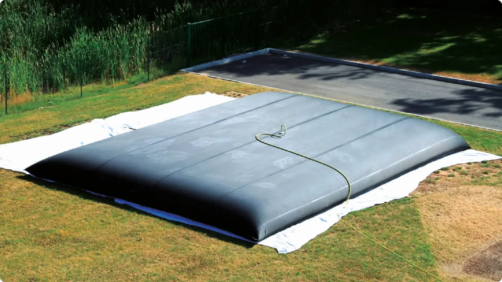 Photo d'une citerne souple en EPDM vue de loin