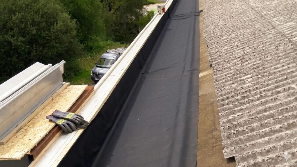 Application de notre membrane d'étanchéité EPDM sur une toiture dans le cadre d'une rénovation