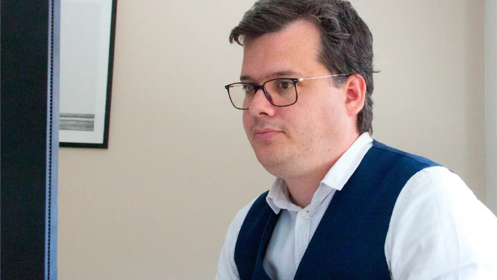 Photo d'une personne a usein des services administratifs