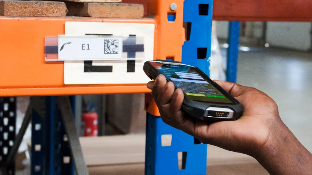 Photo représentant une personne en logistique avec une scannette