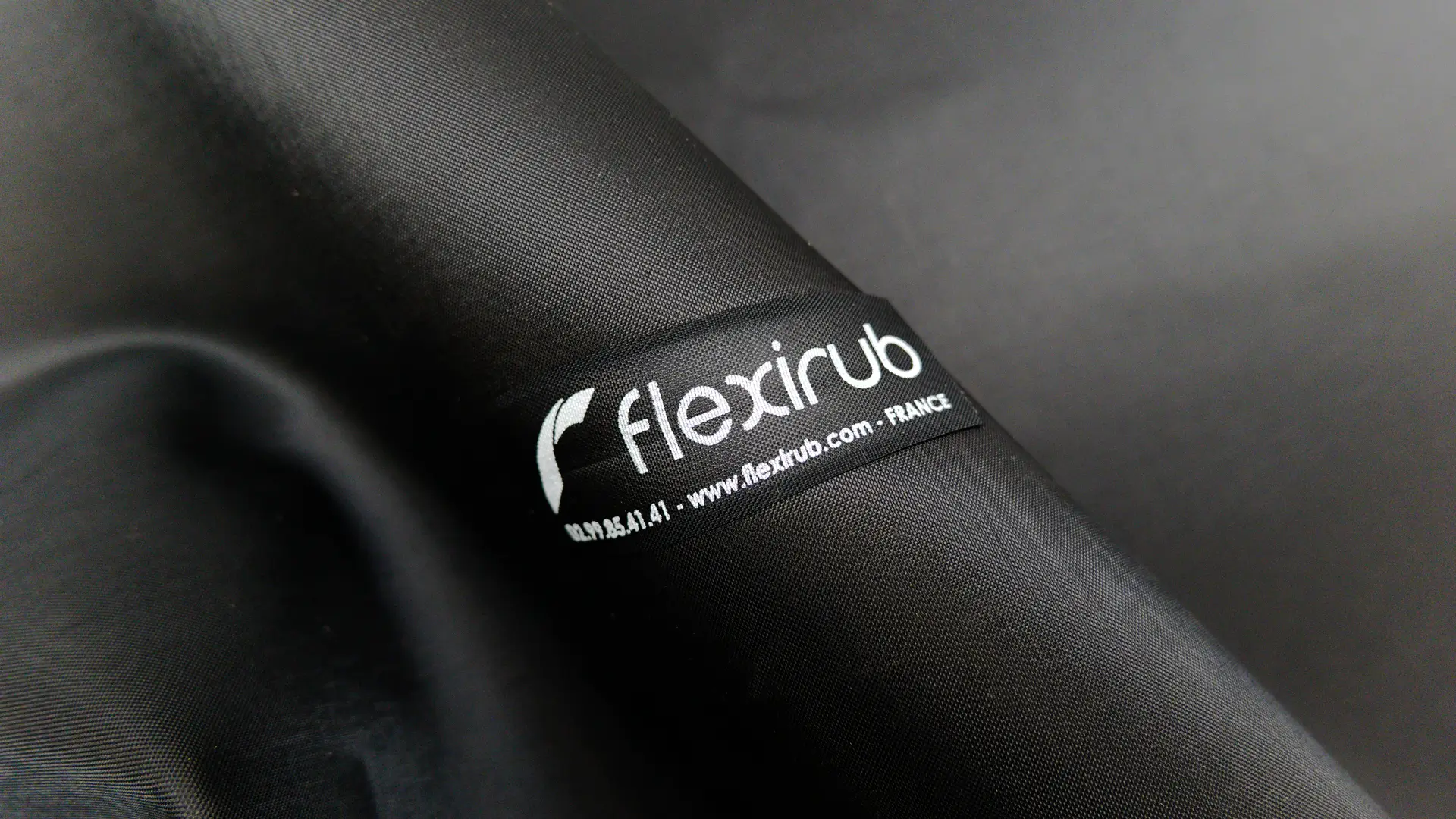 Étiquette Flexirub vulcanisée à chaud sur une membrane EPDM