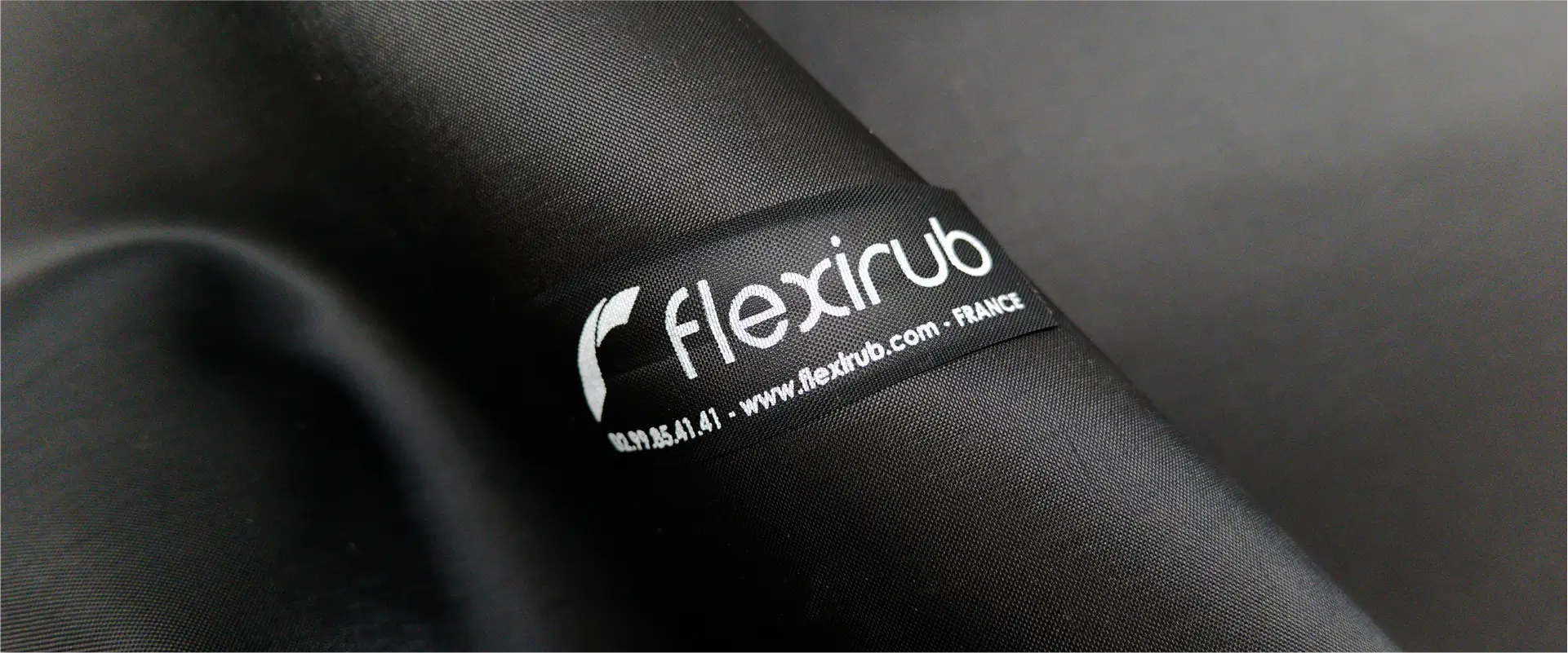 Étiquette Flexirub vulcanisée à chaud sur une membrane EPDM